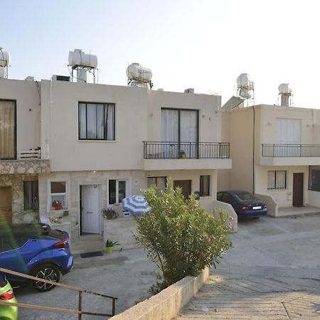 Isabella Court Townhouse Near Venus Beach And Lidl Paphos Bagian luar foto