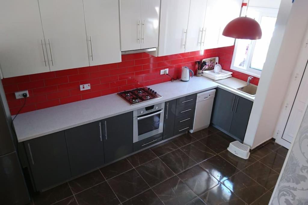 Isabella Court Townhouse Near Venus Beach And Lidl Paphos Bagian luar foto