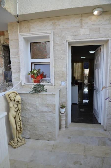 Isabella Court Townhouse Near Venus Beach And Lidl Paphos Bagian luar foto