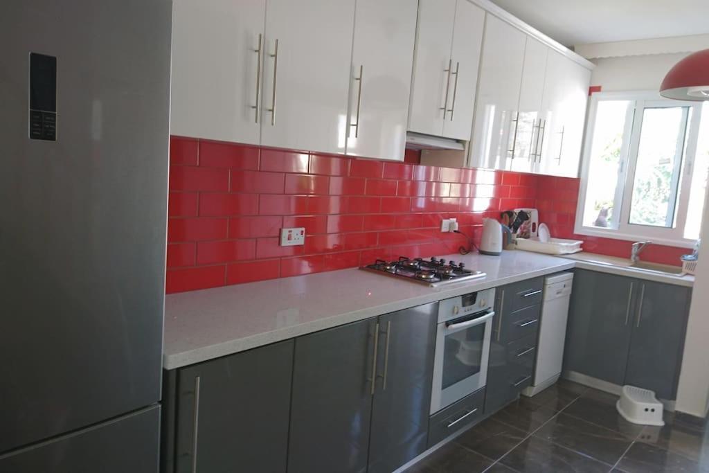 Isabella Court Townhouse Near Venus Beach And Lidl Paphos Bagian luar foto