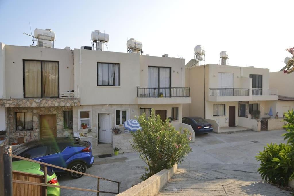 Isabella Court Townhouse Near Venus Beach And Lidl Paphos Bagian luar foto