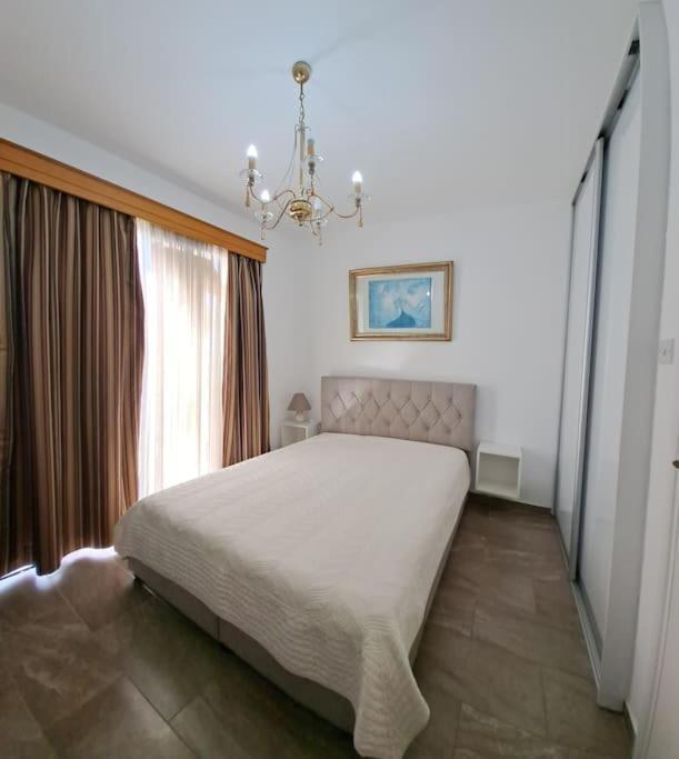 Isabella Court Townhouse Near Venus Beach And Lidl Paphos Bagian luar foto